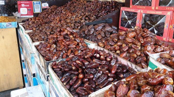 Omzet Melejit! Pedagang Kurma hingga Peci di Pasar Jatinegara Raup Cuan Jelang Ramadan